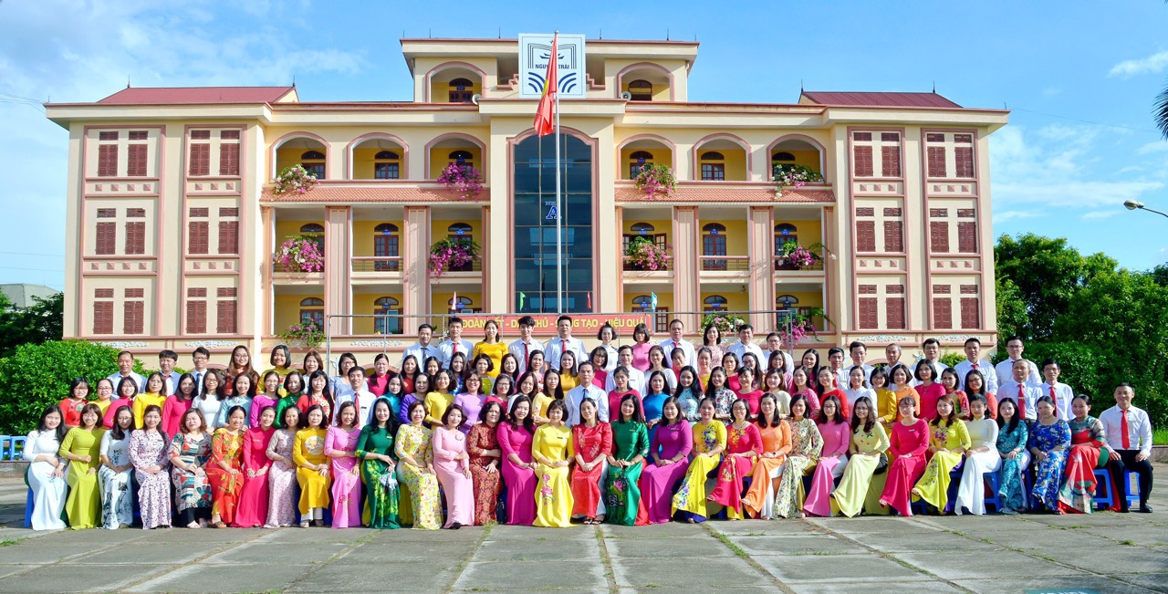 Hội nghị cán bộ viên chức trường THPT chuyên Nguyễn Trãi năm học 2020 - 2021